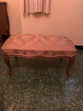 Banqueta Luis XV · Damasco rosado · Nogal tallado