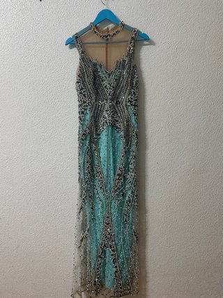 Traje de fiesta azul y plateado
