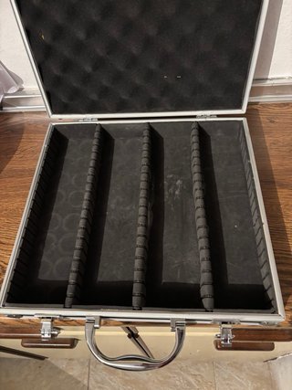 Maletín de aluminio negro y plateado