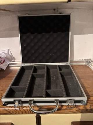Maletín de aluminio negro y plateado