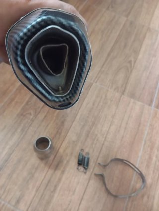Tubo de escape moto negro y plata