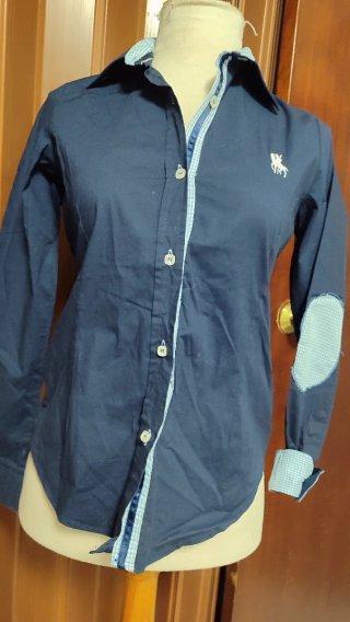 Camisa azul con detalles