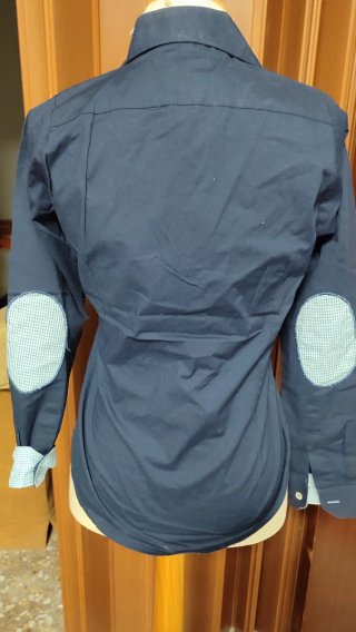 Camisa azul con detalles