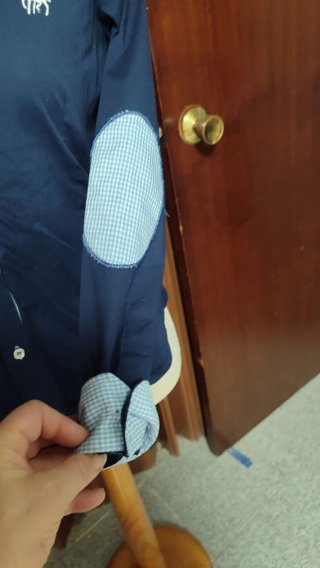 Camisa azul con detalles