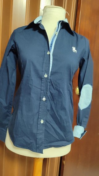 Camisa azul con detalles