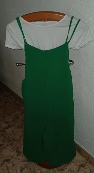 Conjunto Camiseta Blanca y Peto Verde