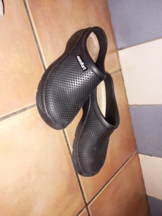 Zuecos negros confort