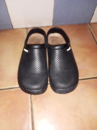Zuecos negros confort