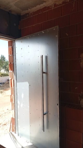 Puerta metálica marrón 1000 euros