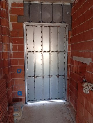 Puerta metálica marrón 1000 euros