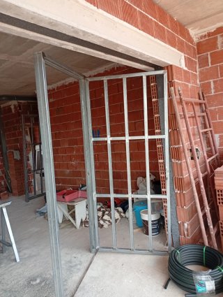 Puerta metálica marrón 1000 euros