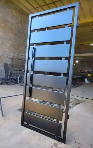 Puerta metálica marrón 1000 euros