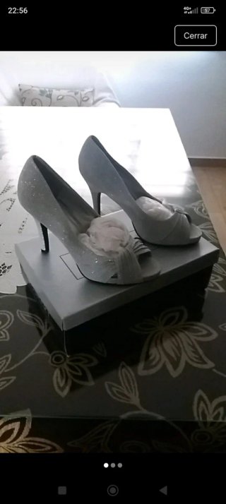 Zapatos de tacón plateados nuevo sin estrenar