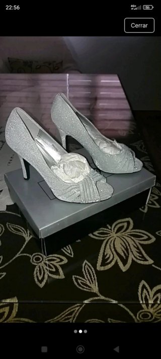 Zapatos de tacón plateados nuevo sin estrenar