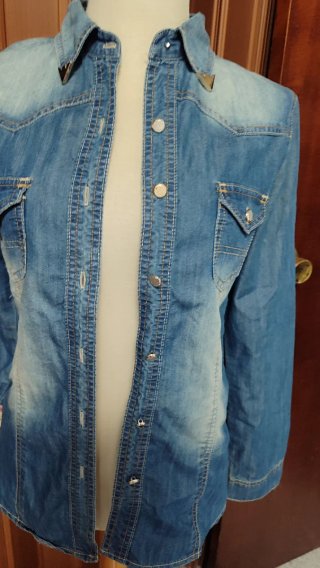 Camisa vaquera desgastada
