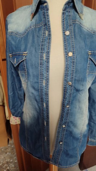 Camisa vaquera desgastada