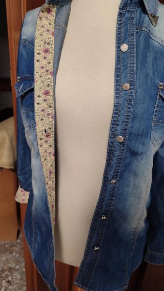 Camisa vaquera desgastada