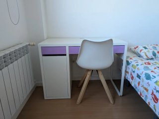 Escritorio blanco y morado con cajones