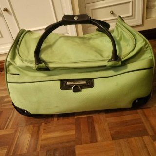 Maleta con ruedas verde