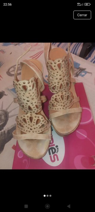 Sandalias Beige y Doradas con Tachuelas