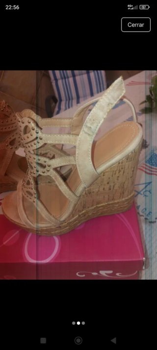 Sandalias Beige y Doradas con Tachuelas