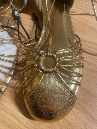 Sandalias Zara doradas atadas
