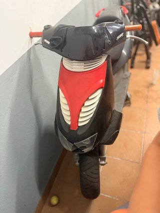 Aprilia SR 50 Scooter Negro/Rojo
