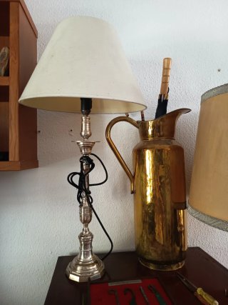 Teléfono antiguo y taza Teachers