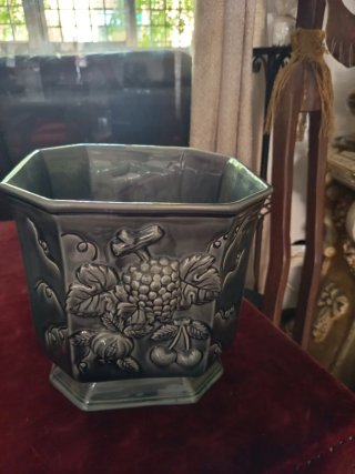 Teléfono antiguo y taza Teachers