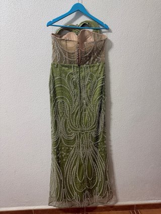 Traje de fiesta verde con pedrería