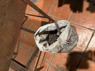 Fragua de herrero con carbón y herramientas