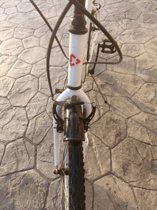 Bicicleta de ciudad blanca