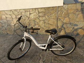Bicicleta de ciudad blanca