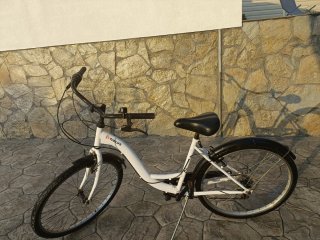 Bicicleta de ciudad blanca