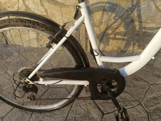 Bicicleta de ciudad blanca