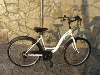 Bicicleta de ciudad blanca