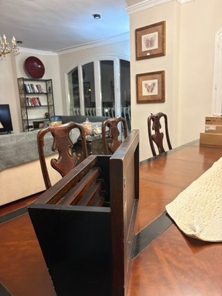 Revistero de madera oscuro