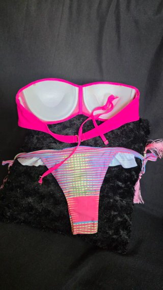 Bikini rosa con cadena dorada
