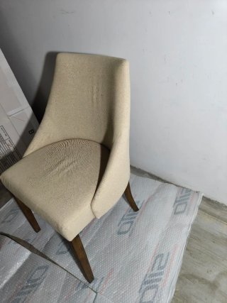 Butaca tapizada beige patas madera