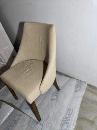 Butaca tapizada beige patas madera