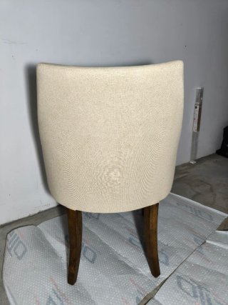 Butaca tapizada beige patas madera