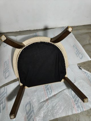 Butaca tapizada beige patas madera