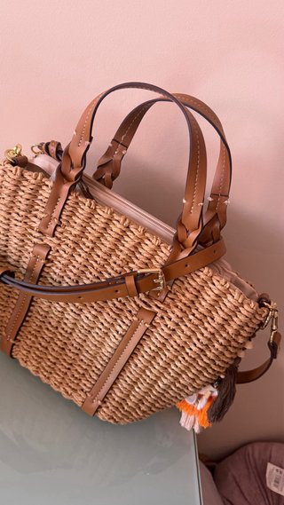 Cesta de rafia Parfois con detalle de conchas