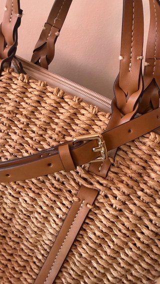Cesta de rafia Parfois con detalle de conchas