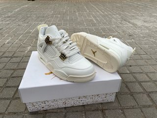 Zapatillas Jordan Blancas y Doradas Caja