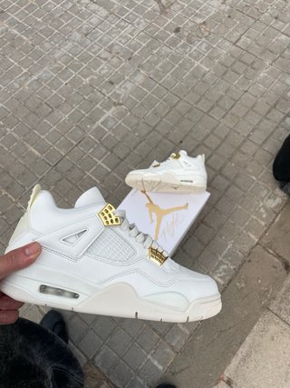 Zapatillas Jordan Blancas y Doradas Caja