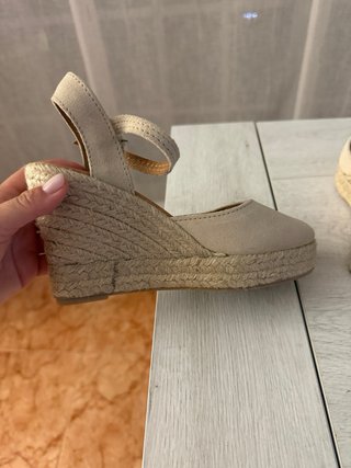 Espardeñas de ante beige cuña 10 cm.
