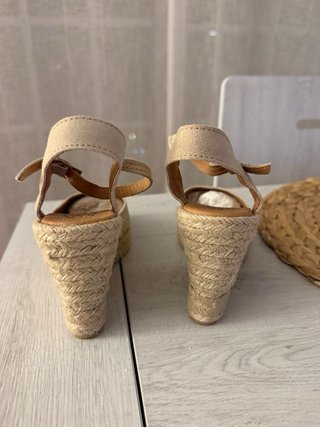 Espardeñas de ante beige cuña 10 cm.