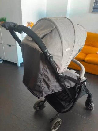 Silla de paseo Joie gris