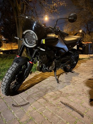 Husqvarna Svartpilen 125, año 2025, 4.600 KM